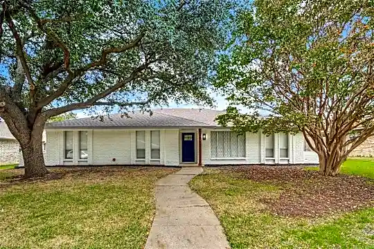2913 Roundrock Trail Photo 1