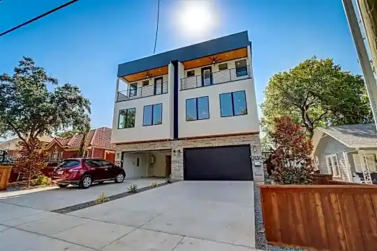 2130 Hondo Ave Photo 1