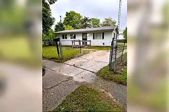 202 W Bundy Ave