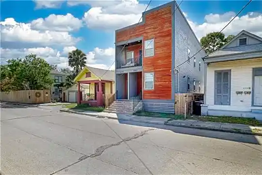2323 Leonidas St Photo 2