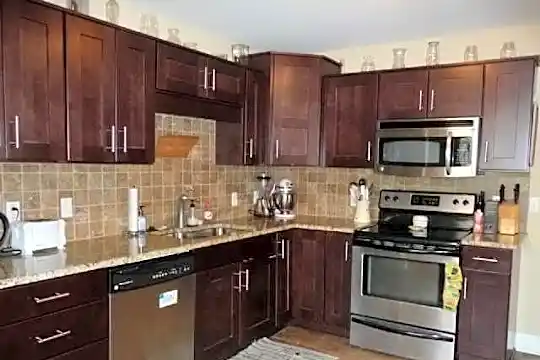 209 Chamberlin St Photo 2