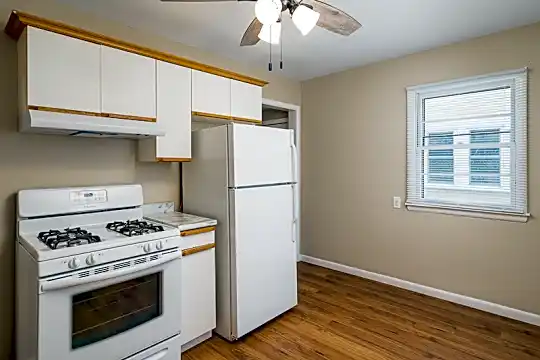 3118 Blackstone Ave Photo 2