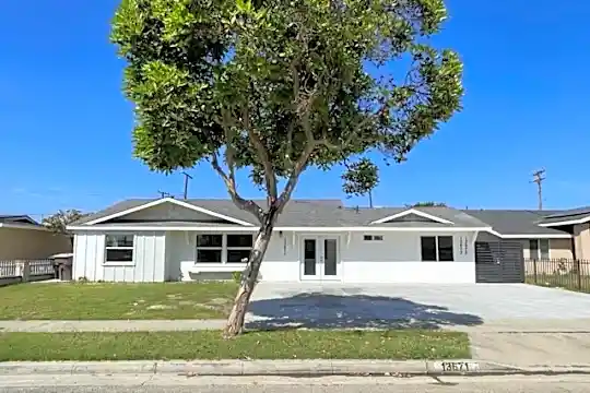 13671 Yoak St Photo 1
