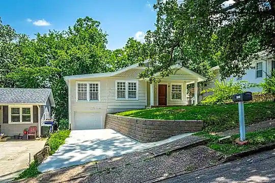 1022 Garnett Ave Photo 1