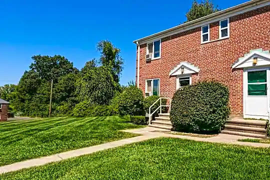 Laurel Estates Photo 2