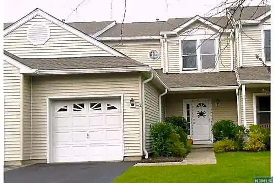 3 Foxwood Square Photo 1