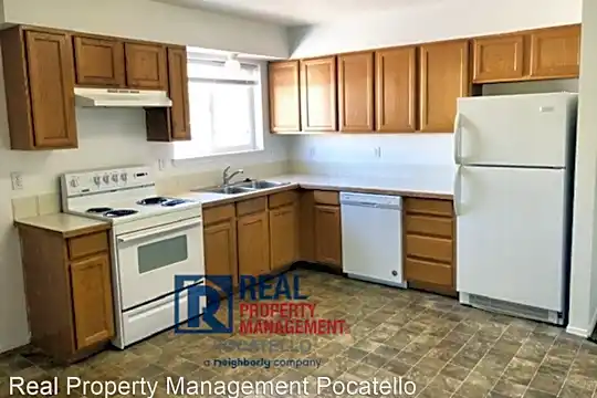1120 E Poplar St Photo 2