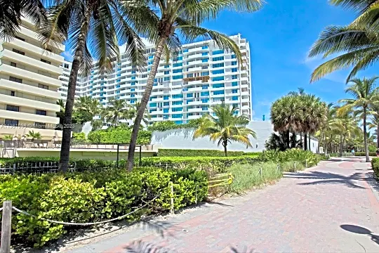 1621 Collins Ave #703 Photo 2