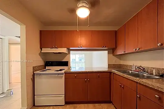 15225 NE 6th Ave #B103 Photo 1