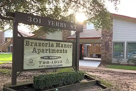 Brazoria Manor Apartments Photo 2