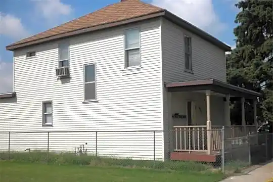 635 Elm St Photo 2