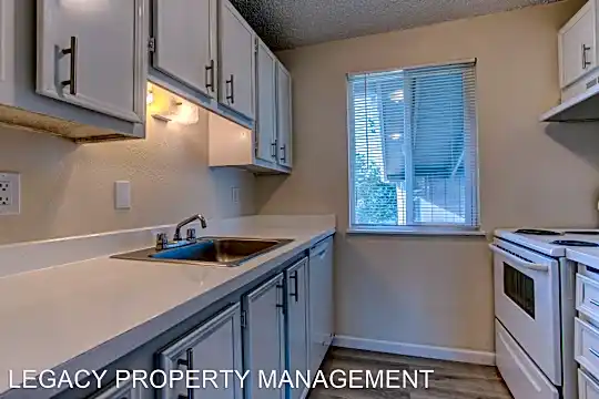 Johnson Creek Village Apartments. Photo 2