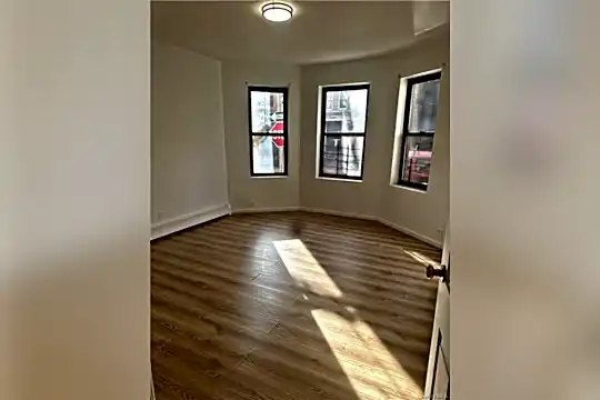11 Lawrence St Photo 2