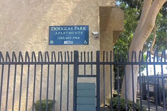 Douglas Park Apartments Photo 2