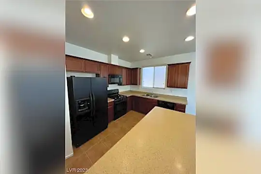 5862 Lakeland Village Dr Photo 2