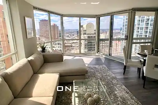 1 E Delaware Pl Photo 2