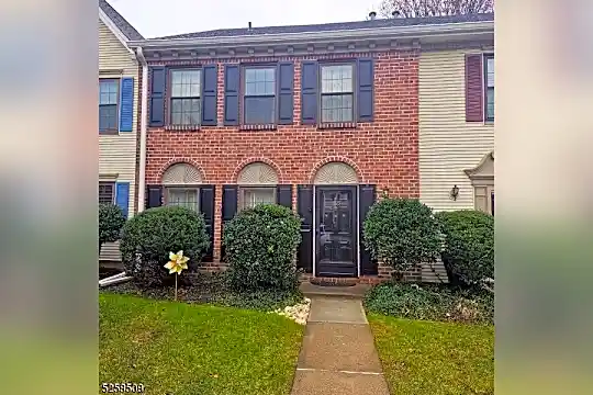 705 Brokaw Ct Photo 2