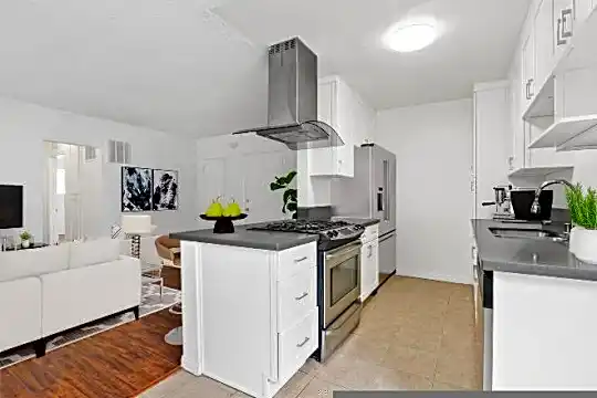 113 N Gale Dr Photo 2