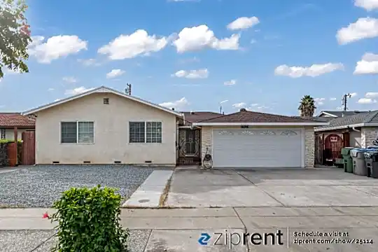 1935 Kinross Way, D Photo 1