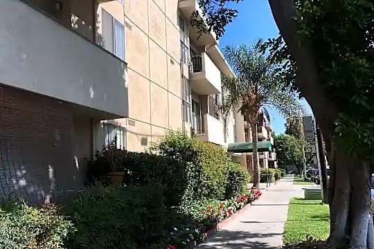 Summit Apartments Photo 1
