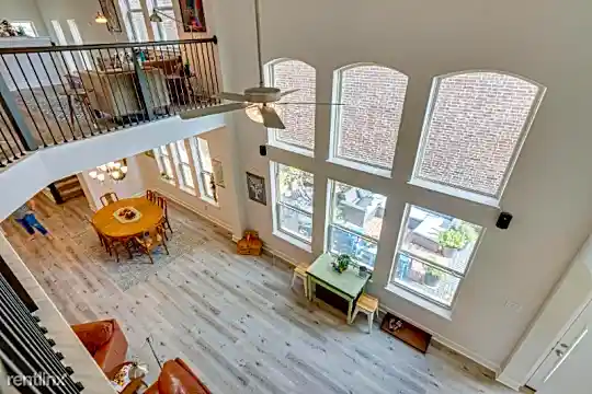 576 Courtyard Ln Photo 2