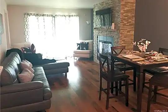 109 Town Hill Condominium Photo 2