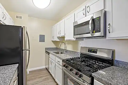Plaza Towers Apartments Photo 1