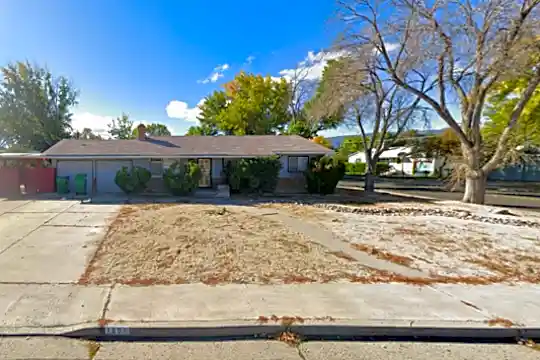 1300 Roberts St Photo 1