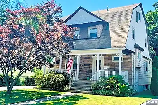 490 Larch Ave #2F Photo 1