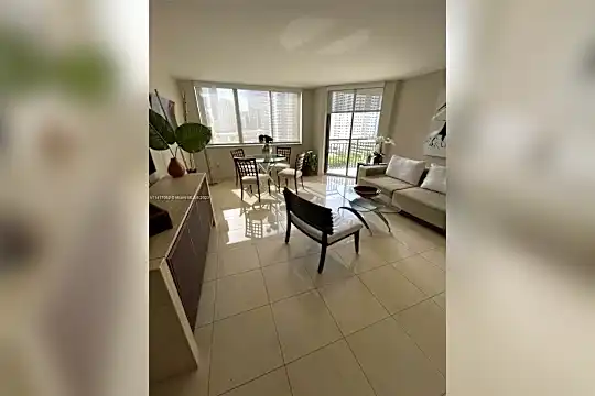 540 Brickell Key Dr #1211 Photo 2