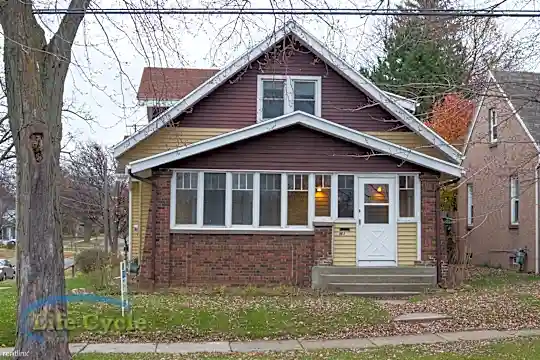 148 Diamond Ave NE Photo 1