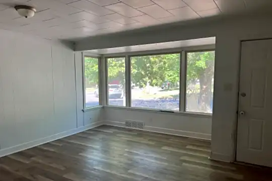 1600 Curtis Ave Photo 2