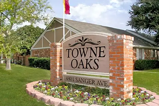 Towne Oaks Apartments Photo 2