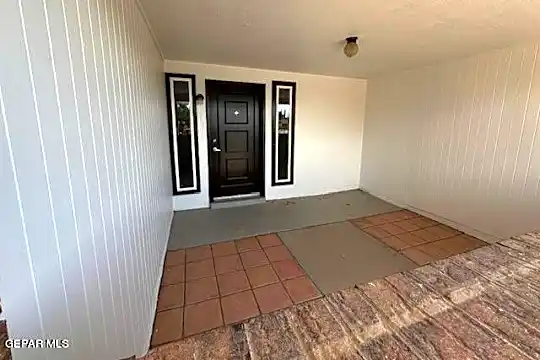 1000 Oneida Dr Photo 2