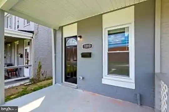 1010 N Warwick Ave Photo 2