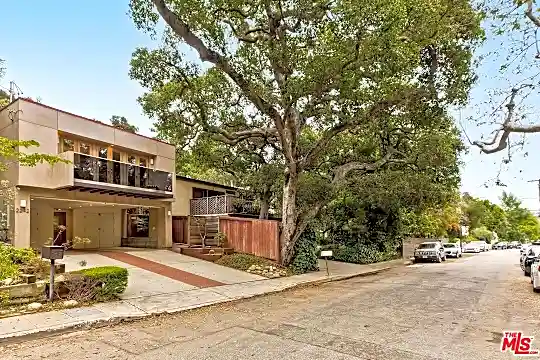 2242 Beverly Glen Pl Photo 2