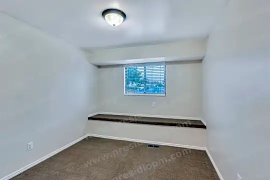912 50 E Photo 2