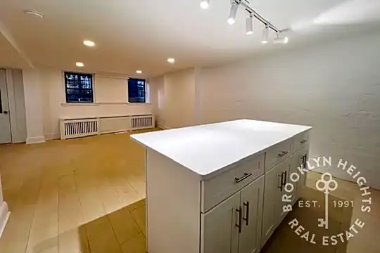 639 Henry St Photo 1