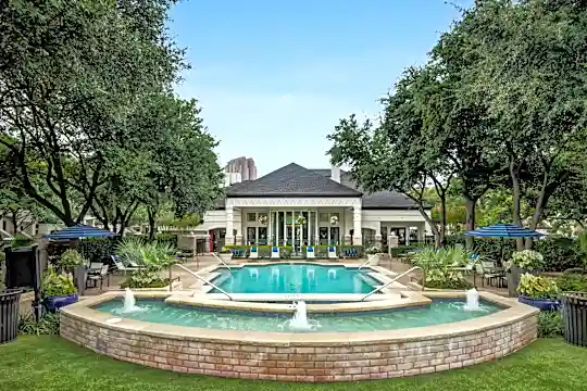 view of swimming pool featuring a lawn