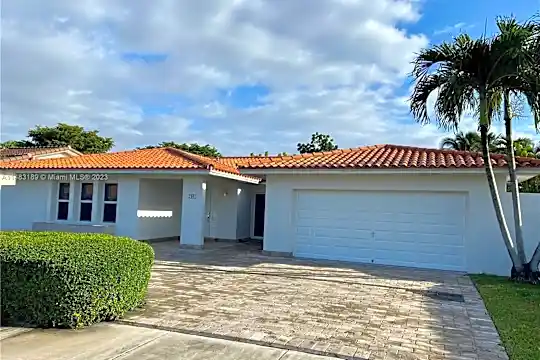 2441 SW 124th Ave Photo 2