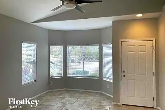 961 W Tremaine Ave Photo 2