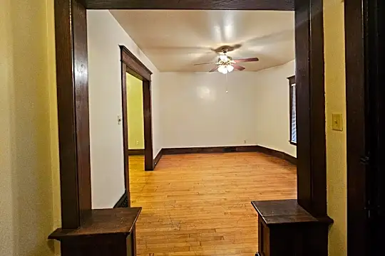 3412 W Walnut St Photo 1