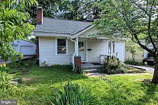 4904 Erie St Photo 1