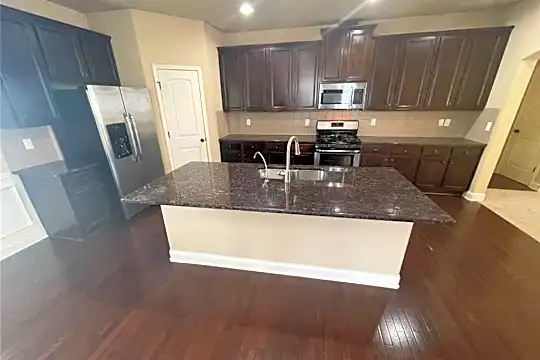 3035 Whitfield Ave Photo 2