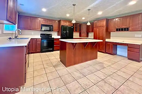 975 SE Wendy Ave. Photo 1