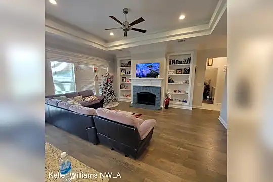 334 N Hampton St Photo 1