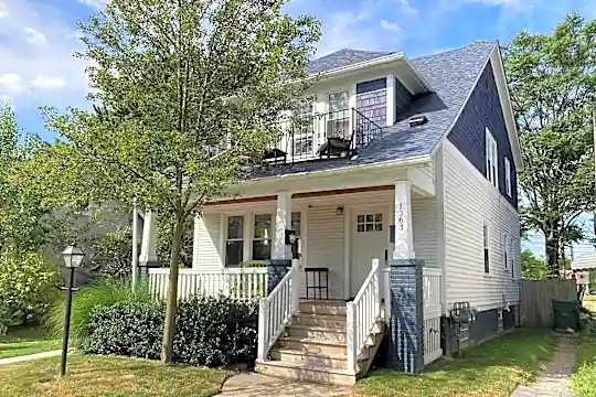 1363 Wayburn St Photo 2