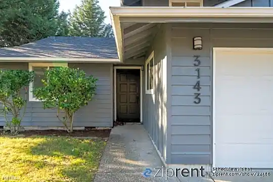 3141 SE Stott Cir Photo 2