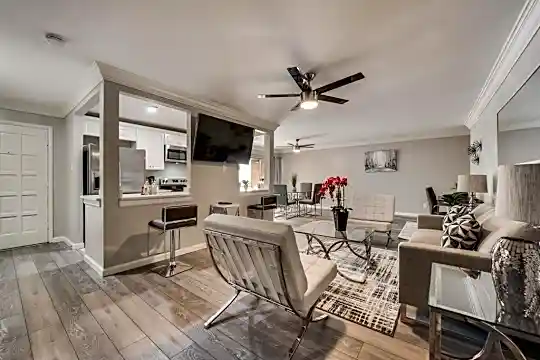 554 E Avenue J #C Photo 2