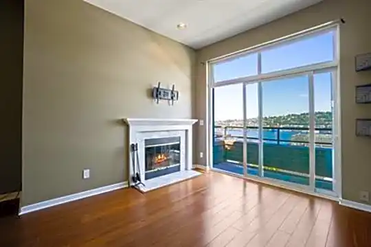 1504 Aurora Ave N Photo 1
